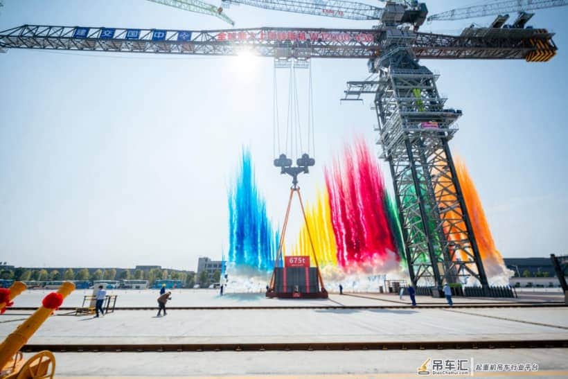 一次能将300辆小轿车吊起到130层楼高，全球最大上回转塔机在中联下线