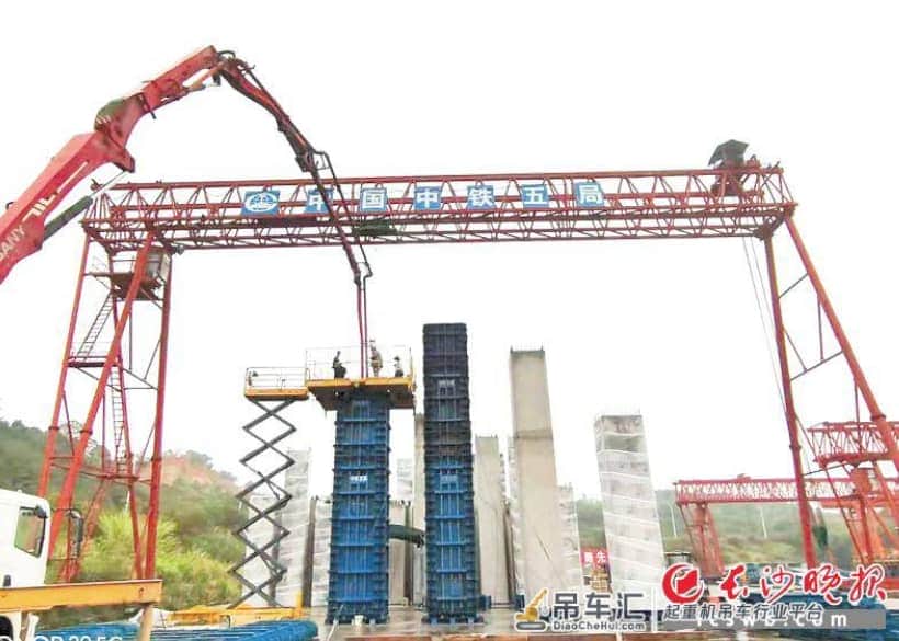 万家丽路北延线快改高架桥首根预制装配式墩柱完成吊装