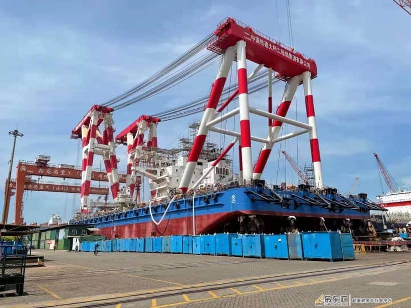 汉企国内首创“L”型臂架起重船,一双“铁臂”可吊2200吨钢箱梁,将参与澳门跨海大桥建设