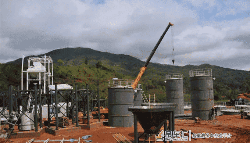 大国重器再现神威,徐工吊车吊起几十吨巨无霸,上了国外热搜