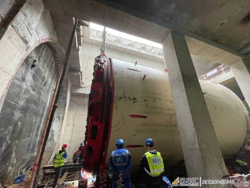 三一起重机：成都17号线二期工程“卓越号”盾构机顺利下井