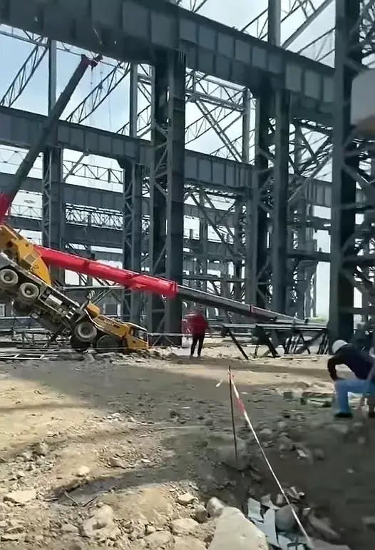 又栽一台80t...吊司忠告:切勿正前方超载