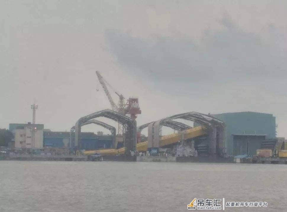 印度曾拒绝中国龙门吊,护卫舰直接被砸穿,却不知创下全球之最