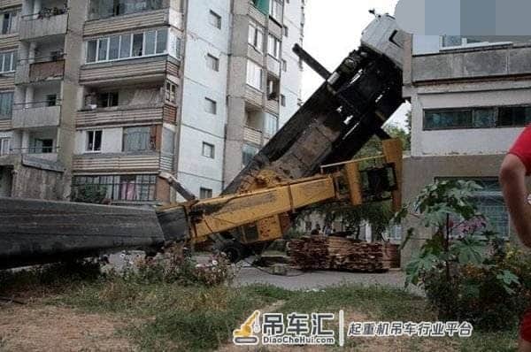 居民家住三楼的房子被车撞了，鉴定后表示还伤得不轻