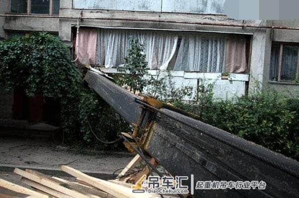 居民家住三楼的房子被车撞了，鉴定后表示还伤得不轻