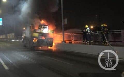吊车起火！过路车辆鸣笛示警……