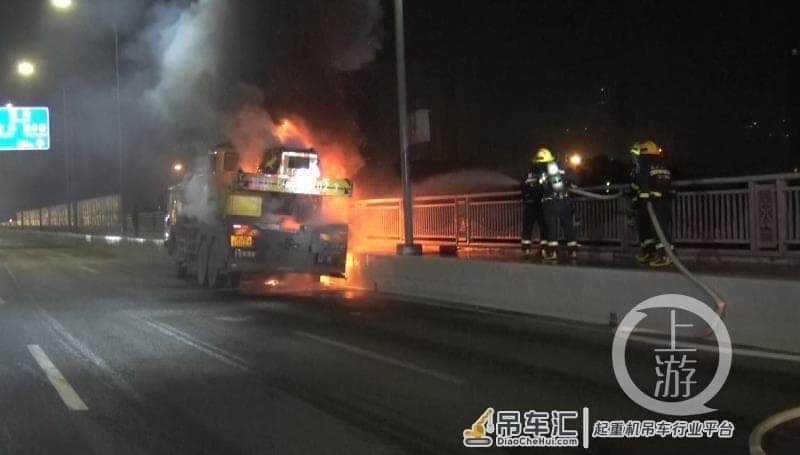 吊车起火！过路车辆鸣笛示警……