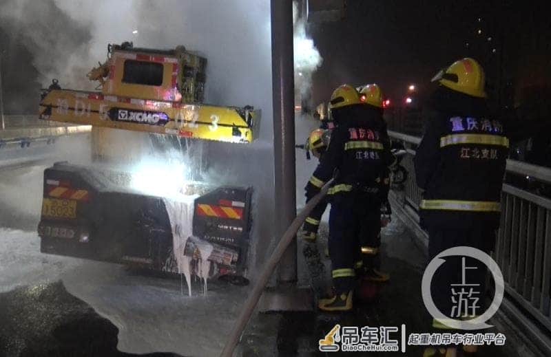 吊车起火!过路车辆鸣笛示警……