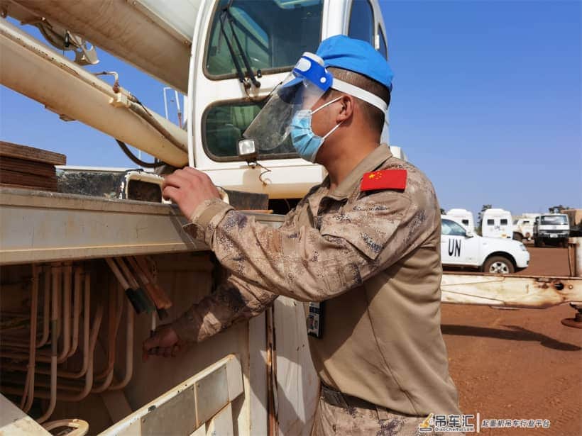 中国赴马里维和工兵分队协助友军完成天线吊装任务