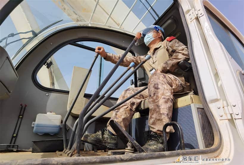 中国赴马里维和工兵分队协助友军完成天线吊装任务