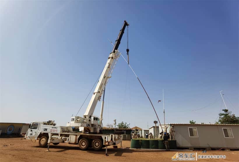 中国赴马里维和工兵分队协助友军完成天线吊装任务