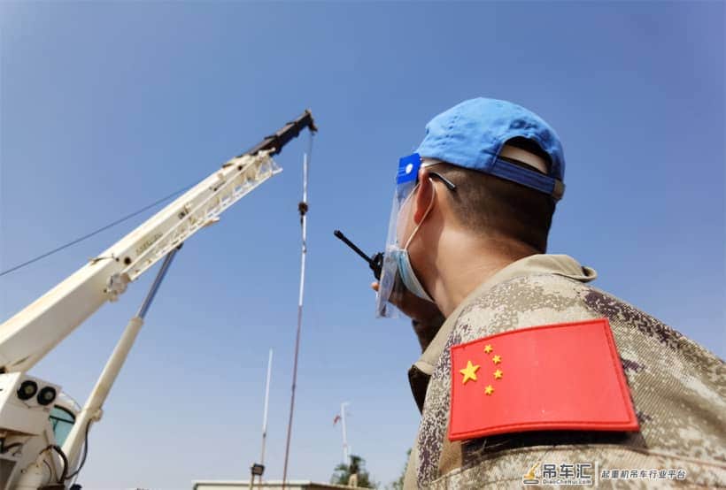 中国赴马里维和工兵分队协助友军完成天线吊装任务