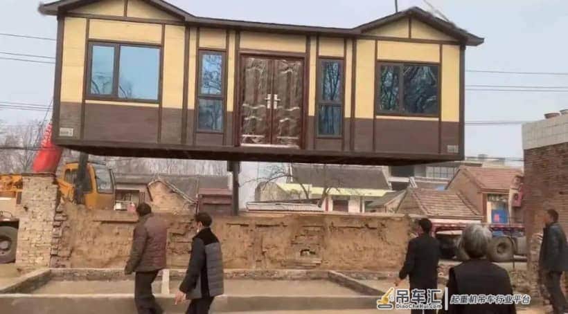 这就是有钱人吗?!河南男子用吊车为爸妈“空运”新房!半个村都跑来围观了!