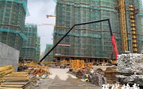 镇江一工地吊车吊臂折断，幸无人员伤亡