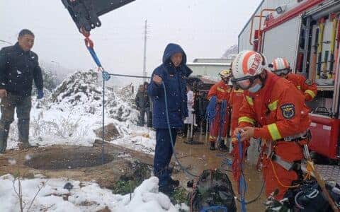 女子赏雪拍照，跌落18米深井，消防员用吊车救出……