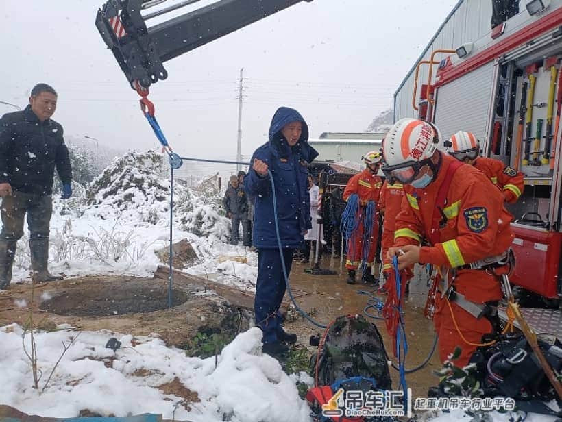 女子赏雪拍照，跌落18米深井，消防员用吊车救出……