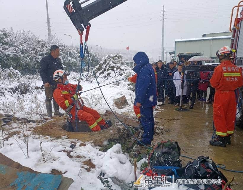 女子赏雪拍照,跌落18米深井,消防员用吊车救出……