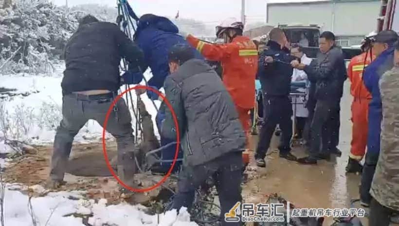女子赏雪拍照,跌落18米深井,消防员用吊车救出……