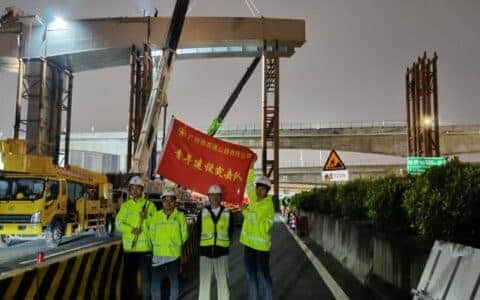 广佛肇项目二期跨广清高速钢箱梁完成首次吊装