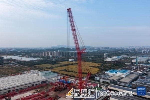 最大起重量4500吨履带起重机在浙江湖州下线并交付
