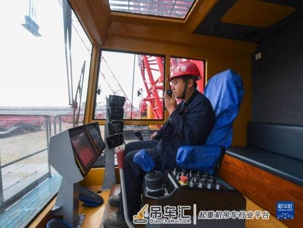 最大起重量4500吨履带起重机在浙江湖州下线并交付