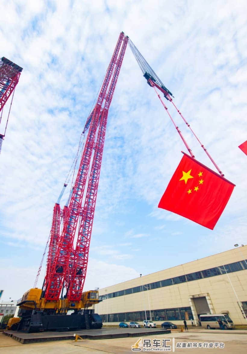 一次能吊起3000辆小轿车“巨无霸”起重机吴兴下线