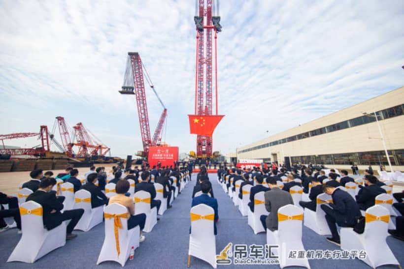 一次能吊起3000辆小轿车“巨无霸”起重机吴兴下线