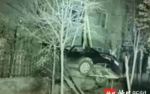 夜晚车子冲破工厂围墙进退不得，肇事者叫来吊车吊出车辆后逃逸