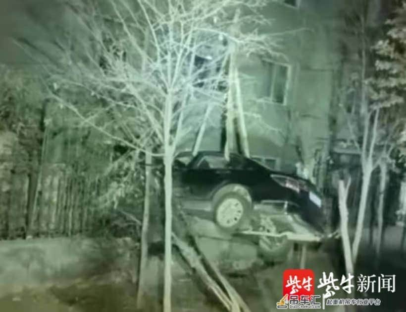 夜晚车子冲破工厂围墙进退不得，肇事者叫来吊车吊出车辆后逃逸