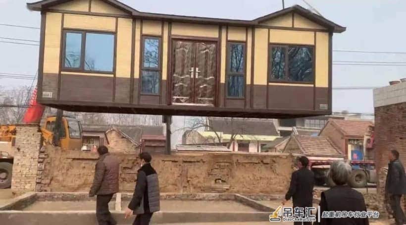 开封丨男子给爸妈网上买房子，用吊车“空运”新房，引来村民来围观！