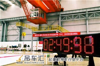 视频丨你见过几十吨的起重机把铁托放在啤酒瓶上吗?