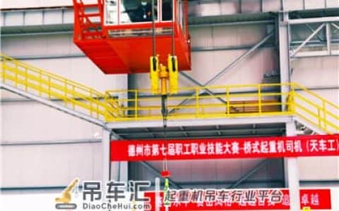 视频丨你见过几十吨的起重机把铁托放在啤酒瓶上吗？