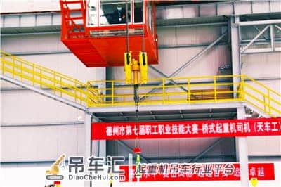 视频丨你见过几十吨的起重机把铁托放在啤酒瓶上吗？