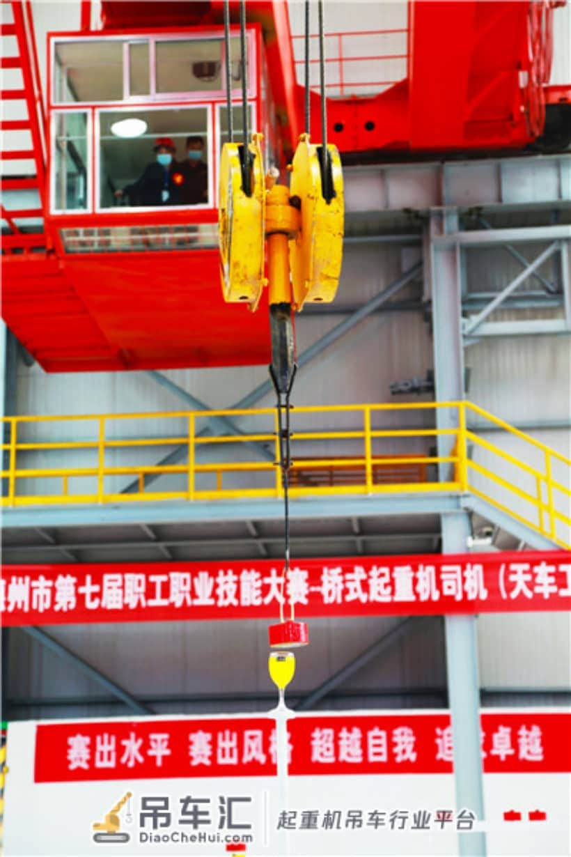 视频丨你见过几十吨的起重机把铁托放在啤酒瓶上吗?