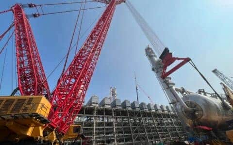 红色巨无霸三一SCC40000A起重机即将完成790吨脱异丁烷塔吊装就位
