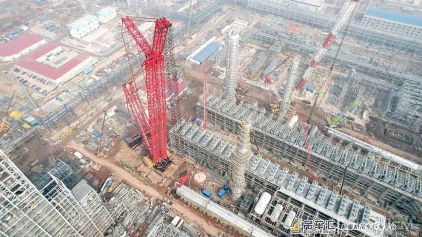红色巨无霸三一SCC40000A起重机即将完成790吨脱异丁烷塔吊装就位