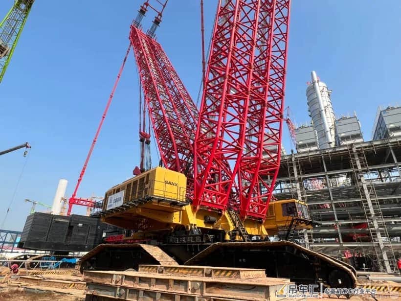 红色巨无霸三一SCC40000A起重机即将完成790吨脱异丁烷塔吊装就位