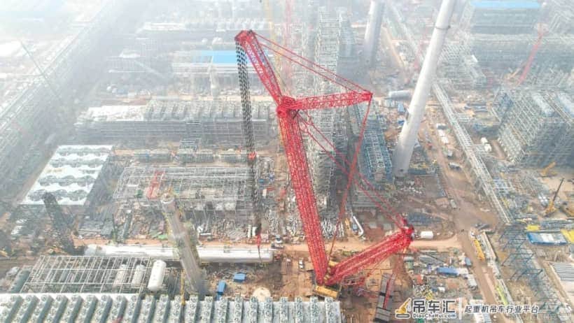 红色巨无霸三一SCC40000A起重机即将完成790吨脱异丁烷塔吊装就位