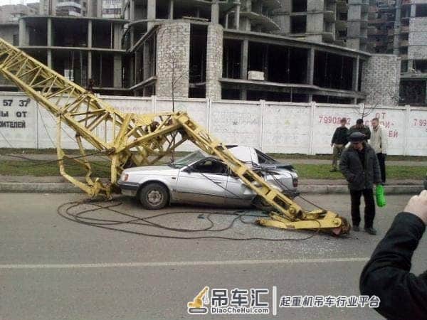 工地起重机突然倒地，路过车子被砸中，司机死里逃生