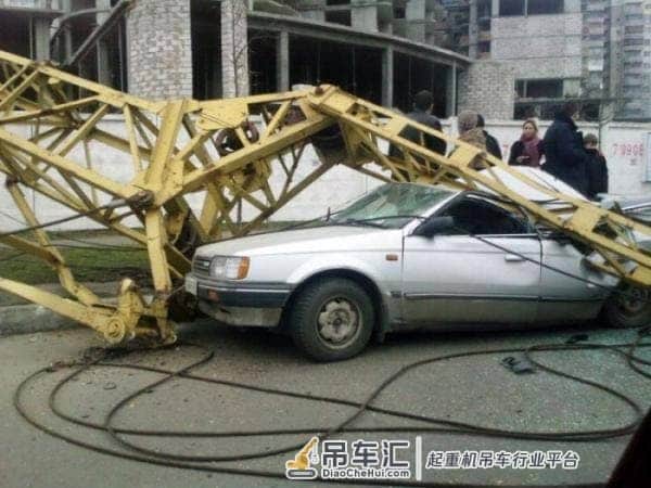 工地起重机突然倒地，路过车子被砸中，司机死里逃生
