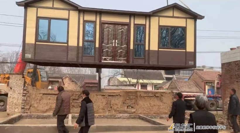 河南男子用吊车为爸妈“空运”新房！邻居：仨儿子孝顺出了名