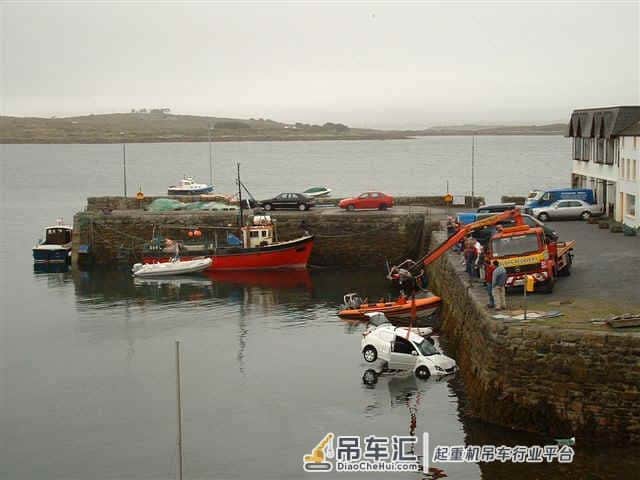 车子失控落河，司机叫来吊车，怎料把三辆吊车拖下水