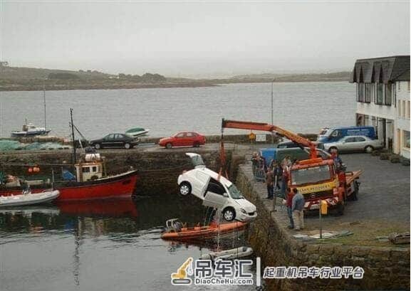 车子失控落河,司机叫来吊车,怎料把三辆吊车拖下水