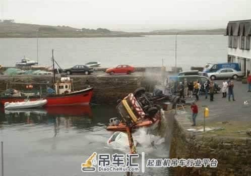 车子失控落河,司机叫来吊车,怎料把三辆吊车拖下水