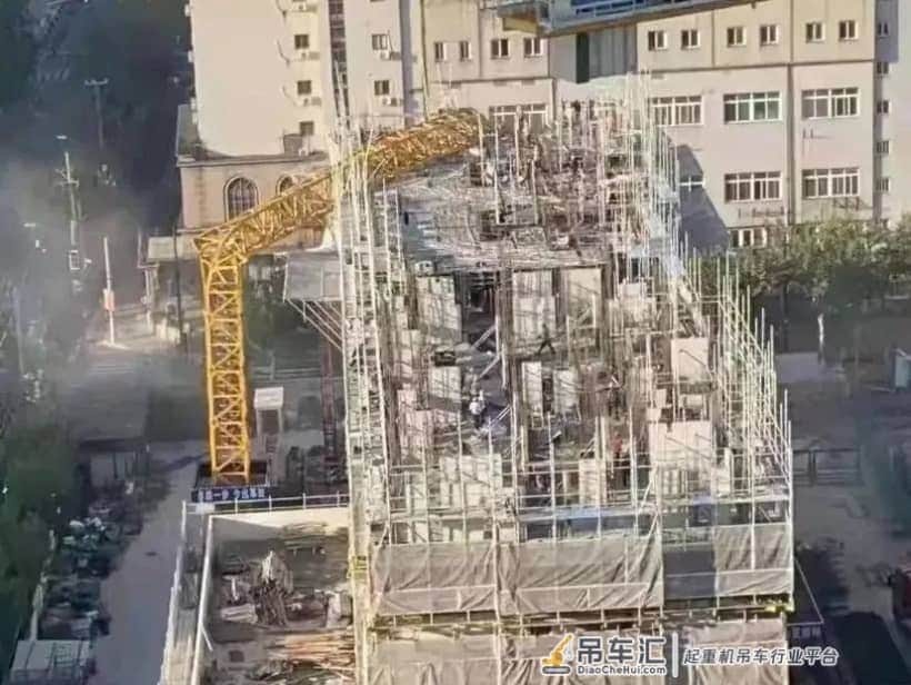 1死2伤!上海一在建项目工地发生塔吊倾倒
