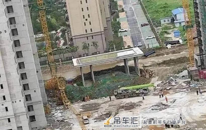 1死2伤!上海一在建项目工地发生塔吊倾倒