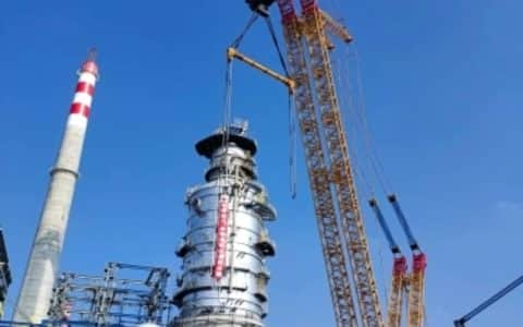 广东石化项目常减压装置减压塔一次吊装成功