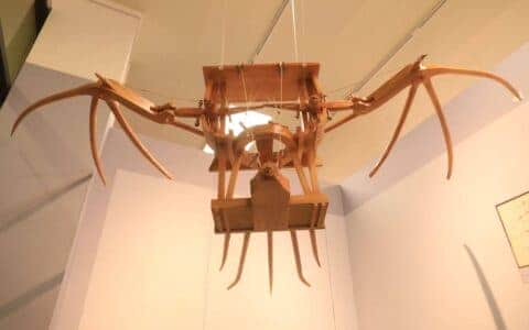 为了这场展 他们复原了达·芬奇设计的飞行器、起重机、装甲战车