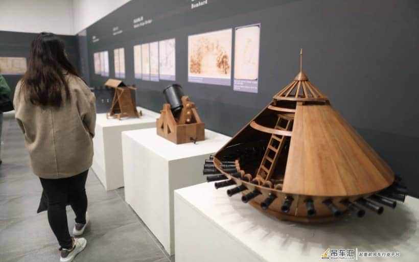 为了这场展 他们复原了达·芬奇设计的飞行器、起重机、装甲战车