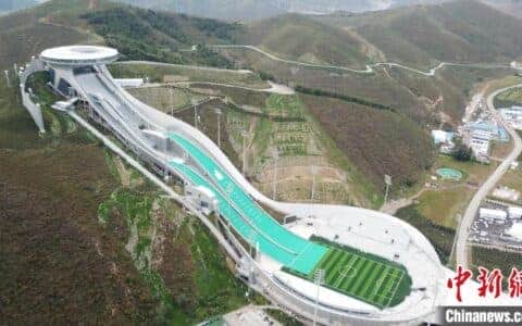 “雪如意”建设中为什么用塔吊运物料，而不修建运输道路？